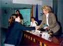 Imagen: La Ministra de Educaci�n, Cultura y Deporte Excma. Sra. D�. Pilar del Castillo  hace entrega de los premios de la Asociaci�n durante Mundo Internet 2004