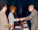 Imagen: Ministra de Educaci�n y Cultura, Excma. Sra. D�. Esperanza Aguirre haciendo entrega del premio de la Asociaci�n a Vinton Cerf en Mundo Internet 1998.