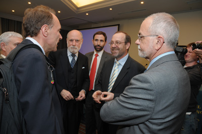 Imagen: 2009 Foro IGFSpain: Tim Berners Lee, Vint Cerf, Andreu Bea, Miguel P�rez Sub�as, Javier Nadal
